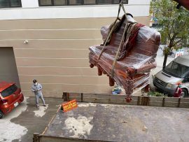 Bộ bàn ghế đã được đóng gói cực kỳ cẩn thận trước khi vận chuyển và cẩu sản phẩm lên. Đảm bảo nguyên vẹn, không xước xoát