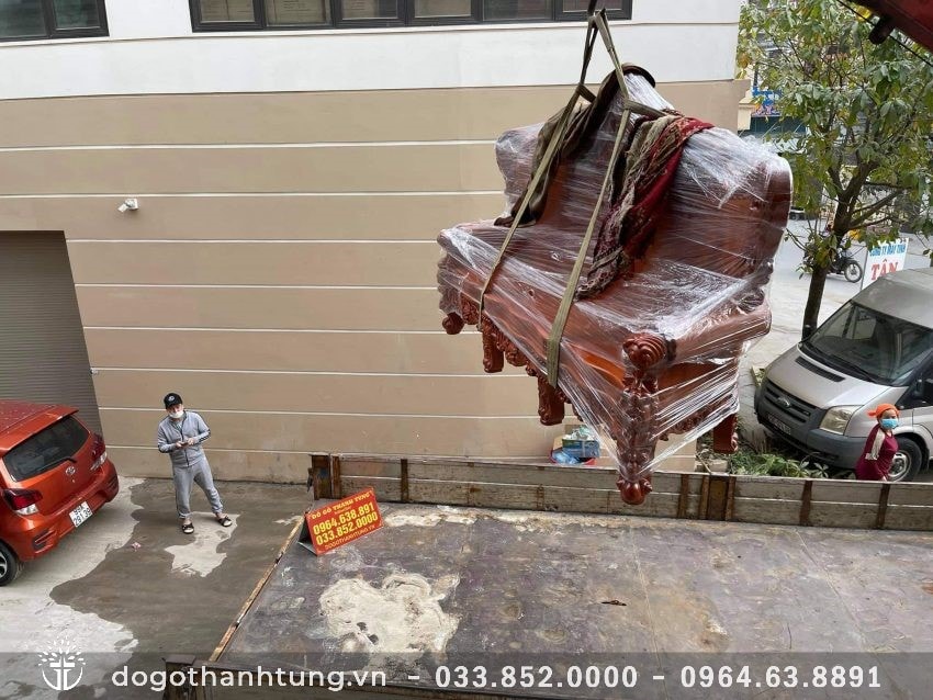 Bộ bàn ghế đã được đóng gói cực kỳ cẩn thận trước khi vận chuyển và cẩu sản phẩm lên. Đảm bảo nguyên vẹn, không xước xoát