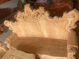 Mặt ghế và mặt bàn dày 10 phân, ván tràn nguyên tấm vân veo lựa tuyển.