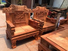 Bộ Khổng Minh Bát Mã chế tác từ 100% gỗ gõ đỏ cao cấp lựa vân đẹp, hình ảnh Bát Mã mang ý nghĩa mã đáo thành công, vạn sự thành