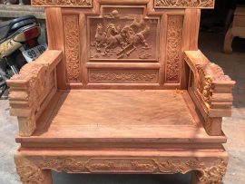 Vách và chương ghế đục Bát Mã tinh xảo. Tay ghế đục Nghê vẩy rồng đặc nguyên khối 12cm. Chân ghế cong yếm liền.