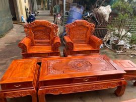 Mặt bàn chạm họa tiết Trống đồng đông sơn sâu va sắc nét. Ván dày 2p, khuôn tranh dày dặn 4p