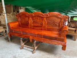 Chương ghế nguyên khối gỗ xà cừ, được chạm nổi 3 bức tranh sơn thủy hữu tình vô cùng hút mắt