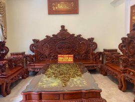 Mặt bàn đục tranh Tứ Linh quần tụ, thu hút vượng khí cho căn phòng. Các chi tiết được dát vàng nổi bật thể hiện độ chịu chơi và đẳng cấp của gia chủ.