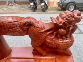 Tay ghế đục Nghê đón lộc liền nguyên tấm, nét đục chi tiết đến từng lớp da