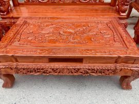 Mặt bàn nguyên khối chạm Tứ Linh mang lại phong thuỷ tốt cho gia chủ, giúp xua đuổi vận đen, trấn giữ tài vận.