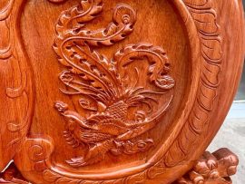 Vách tựa bên phải đục Phượng Hoàng múa