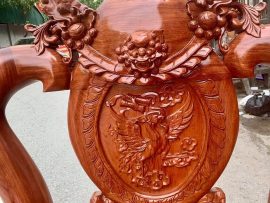 Vách ghế đơn thứ 2 đục Phượng Hoàng - biểu tượng của đức hạnh và hòa nhã.