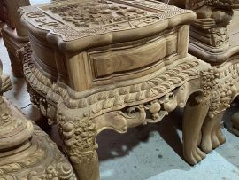 Yếm liền 2 lượt chỉ đục cánh hoa sen.