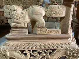 Tay ghế đục Nghê chầu ngậm ngọc, viên ngọc gỗ có thể tháo rời và xoay tròn