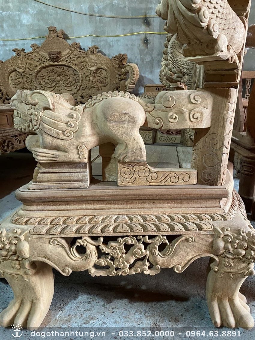 Tay ghế đục Nghê chầu ngậm ngọc, viên ngọc gỗ có thể tháo rời và xoay tròn