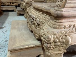 Mỗi ghế được thiết kế thêm chiếc kỷ để chân vừa tiện lợi vừa thể hiện độ lớn của siêu phẩm bàn ghế này