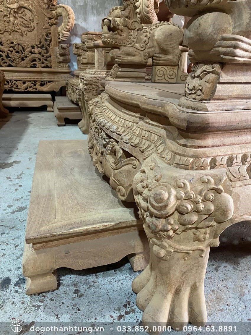 Mỗi ghế được thiết kế thêm chiếc kỷ để chân vừa tiện lợi vừa thể hiện độ lớn của siêu phẩm bàn ghế này