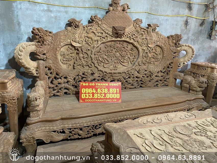 Chương ghế đục khắc tinh xảo hoàn toàn trên 1 tấm gỗ gõ đỏ bản to, được nghệ nhân đục thủ công bằng tay 100% nạo gọt cẩn thận,chăm chút từng chi tiết
