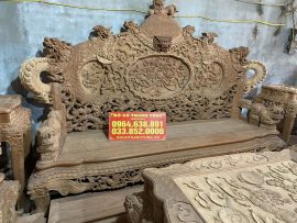 Chương ghế đục khắc tinh xảo hoàn toàn trên 1 tấm gỗ gõ đỏ bản to, được nghệ nhân đục thủ công bằng tay 100% nạo gọt cẩn thận,chăm chút từng chi tiết