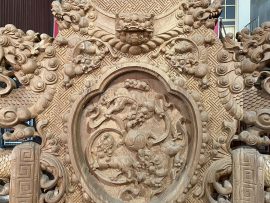 Vách tựa lưng nguyên khối đục nổi siêu sắc nét từng chi tiết nhỏ thể hiện cái tâm của người nghệ nhân