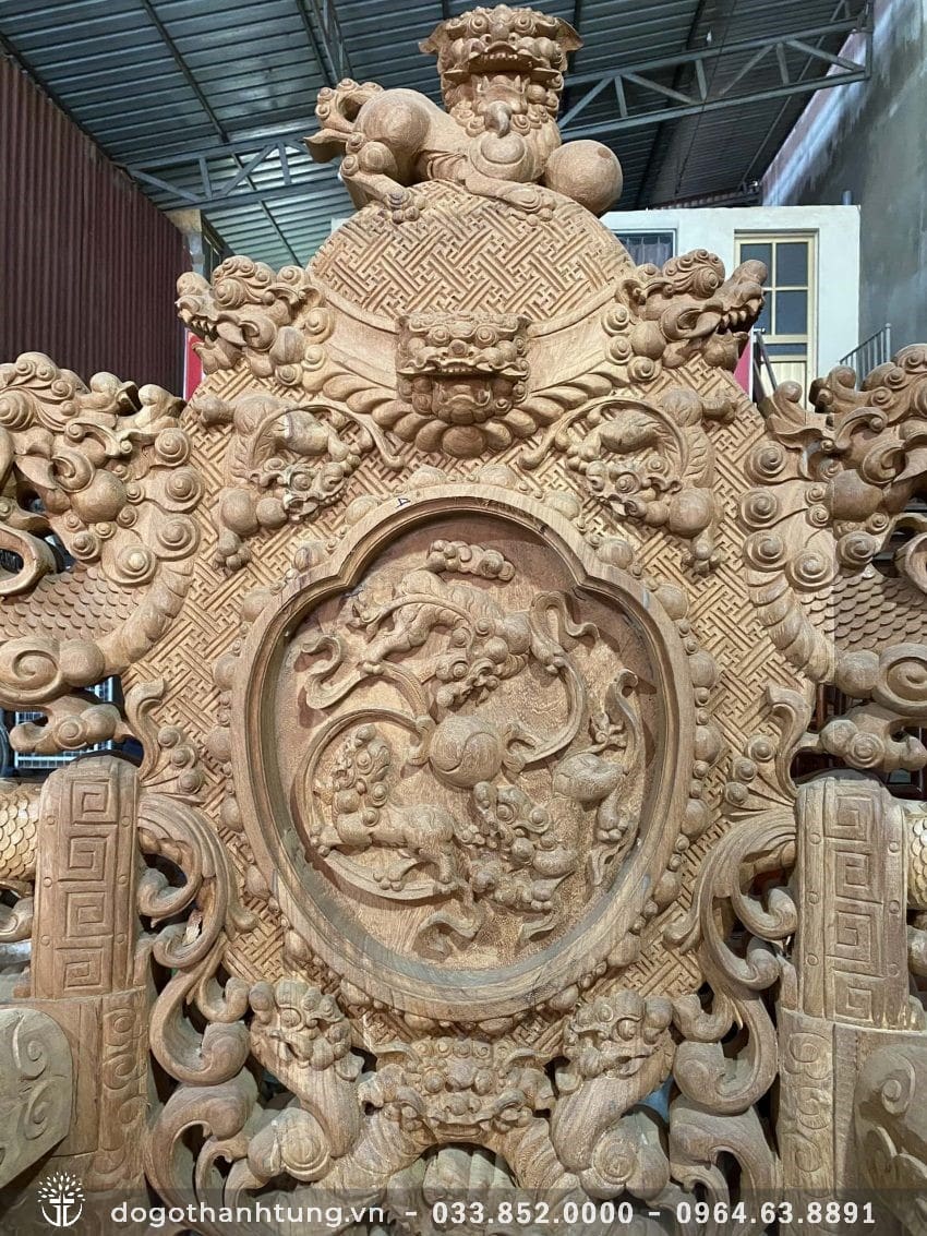 Vách tựa lưng nguyên khối đục nổi siêu sắc nét từng chi tiết nhỏ thể hiện cái tâm của người nghệ nhân