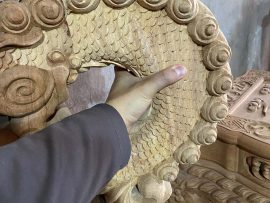 Cận cảnh thân Rồng khuỳnh ở 2 bên chương ghế, sử dụng hoàn toàn từ tấm gỗ kate không chắp ghép