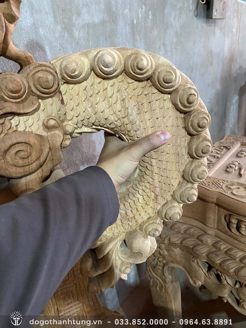 Cận cảnh thân Rồng khuỳnh ở 2 bên chương ghế, sử dụng hoàn toàn từ tấm gỗ kate không chắp ghép