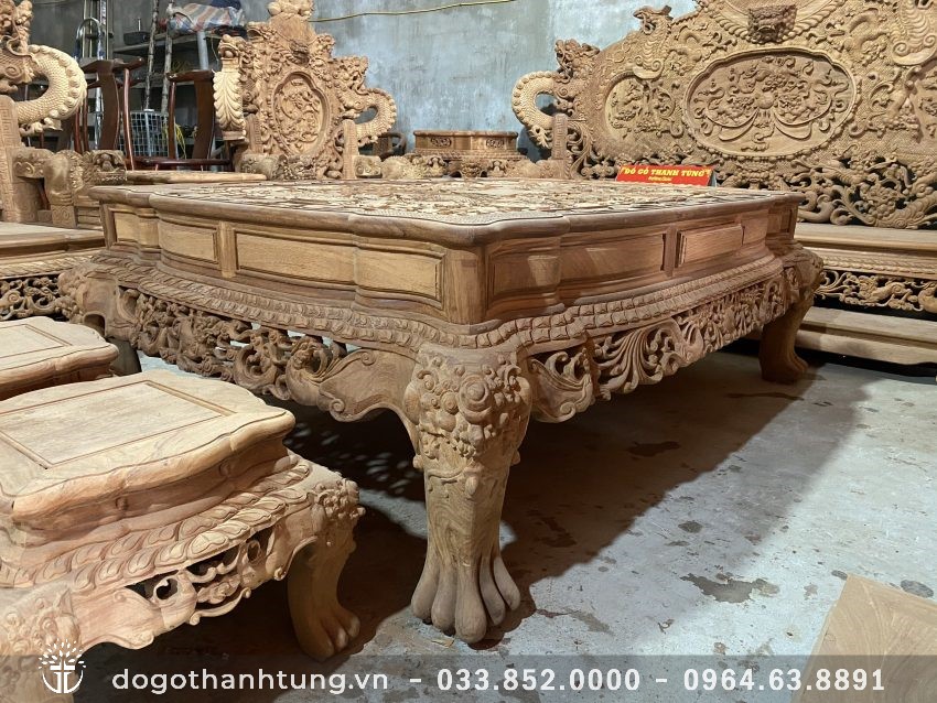 Yếm bàn đục 2 lượt cổ chỉ, trang trí hoa lá tây uốn lượn tứ diện, chân Nghê 5 móng to, vững chãi 