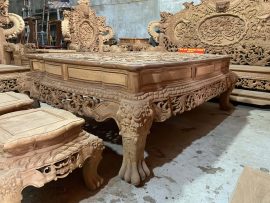 Yếm bàn đục 2 lượt cổ chỉ, trang trí hoa lá tây uốn lượn tứ diện, chân Nghê 5 móng to, vững chãi