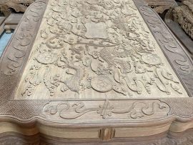Mặt bàn đục nổi tranh tứ linh: Long - Lân - Quy - Phụng vờn mầy trên tấm gỗ nguyên khối, nét chạm tinh xảo. Khung tranh đục full họa tiết dày 4 phân.
