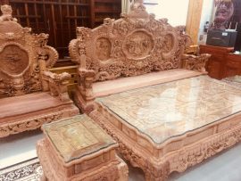 Mặt bàn đục Tứ Linh quy tụ, mặt đôn đục Rồng phun lửa có thêm lớp kính dày trong suốt bảo vệ măt