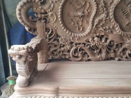 Yếm ghế 2 tầng cổ chỉ, 1 tầng sen tạo cho dáng ghế thanh thoát như đài sen nguy nga tráng lệ