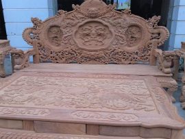 Bộ bàn ghế đục tay hoàn toàn bởi nghệ nhân lâu năm nên từng nét đục đều sắc, sâu và rất có hồn