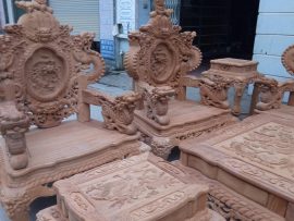 Tay ghế liền nguyên khối đục Nghê chầu ngậm ngọc, các đường xoắn gỗ hút mắt. Bộ gồm 04 ghế đơn kê trong không gian rộng