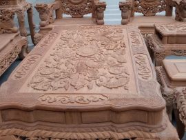 Bàn nguyên tấm gỗ gõ đỏ lựa vân siêu đẹp, yếm cong mềm mại, ván dày 4 phân, khung tranh trổ họa tiết hài hòa