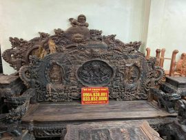 Chương ghế đục tay tinh xảo linh vật Nghê - Rồng - Phượng. Những đường nét đục chạm mang phong thuỷ sâu sắc thổi hồn vào bộ ghế.