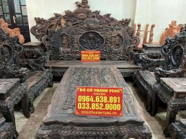 Mặt bàn nguyên tấm chạm nổi Tứ Linh quy tụ mang lại vượng khí cho căn phòng. Yếm cong mềm mại đục 2 lượt đài sen - điểm khác biệt với hàng bình dân