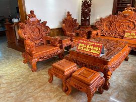 Bộ sản phẩm được đục đẽo hoàn toàn thủ công các chi tiết Rồng - Nghê tinh xảo, đục kênh bong sắc nét. Trong phong thủy, Rồng là biểu tượng của sức mạnh, quyền lực và sự thịnh vượng. Nghê là linh vật phong thủy có tác dụng ngăn chặn, xua đuổi tà ma, hóa giải điềm xấu.