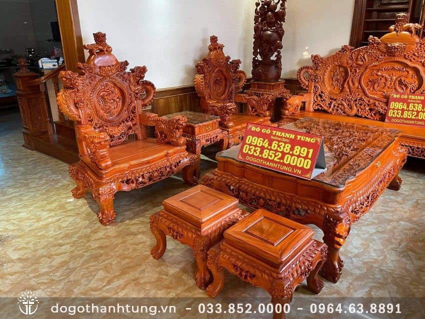 Bộ sản phẩm được đục đẽo hoàn toàn thủ công các chi tiết Rồng - Nghê tinh xảo, đục kênh bong sắc nét. Trong phong thủy, Rồng là biểu tượng của sức mạnh, quyền lực và sự thịnh vượng. Nghê là linh vật phong thủy có tác dụng ngăn chặn, xua đuổi tà ma, hóa giải điềm xấu.