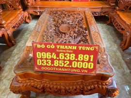 Mặt bàn vô cùng ấn tượng với các đường nét đục kênh bong Long, Lân, Quy, Phụng. Bàn được lắp tấm kính trong suốt bảo vệ và tạo độ phẳng cho mặt bàn. Yếm cong mềm mại 2 tầng đài sen VIP