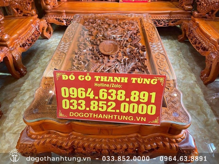 Mặt bàn vô cùng ấn tượng với các đường nét đục kênh bong Long, Lân, Quy, Phụng. Bàn được lắp tấm kính trong suốt bảo vệ và tạo độ phẳng cho mặt bàn. Yếm cong mềm mại 2 tầng đài sen VIP