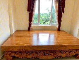 Tích Tam Sư được chạm khắc tinh vi ở quây chiếu. Chân sập cũng được trổ họa tiết tạo điểm nhấn riêng cho mẫu chiếu ngựa này