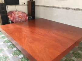 Sập hộp xoan đào ghép từ 2 tấm 1m1 lại, lựa vân gỗ tự nhiên xoắn đẹp.