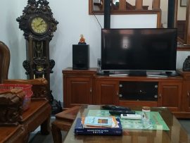 Đồng Hồ Hoa Lan Tây Gỗ Mun Hoa với thiết kế nhỏ gọn tinh tế vừa với mọi không gian phòng khách.