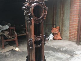 Vỏ đồng hồ làm từ gỗ Mun đen bóng đặc trưng của gỗ Mun hoa mang lại cảm giác sang trọng và quý phái.