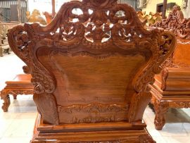 Mặt sau ghế đơn cũng được chạm kỳ công và sơn PU cao cấp