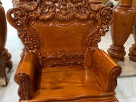 Tay ghế đặc uốn cong mềm mại với vân hoa lựa tuyển, đỉnh chương đục kênh bong thủ công họa tiết hoa văn rất tinh tế và hút mắt