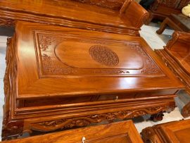 Mặt bàn đục hoa văn sắc nét, tinh xảo, các nét đục được người thợ chăm chút kỹ lưỡng nên rất có hồn. Khuôn tranh dày dặn, vân đẹp