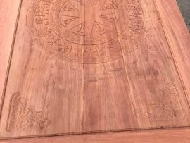 Bàn kích thước lớn, mặt chạm tranh Trống đồng Đông Sơn sắc nét, khung tranh dày dặn 4 phân, vân lựa tuyển mịn và đẹp