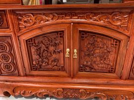 Cánh tủ chính diện đục khắc sâu tinh xảo từng chi tiết nhỏ