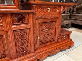 Cận cảnh cánh trái kệ tv nhiều ngăn, đục tranh tứ quý, tiền vàng sắc nét