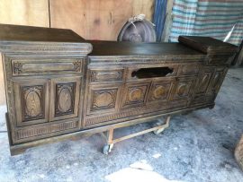 Kệ đỡ tivi cấu tạo 8 cánh tủ, kiểu dáng mõ lõm ( 2 mặt cao, 1 mặt thấp ở giữa). Sử dụng gỗ mun cao cấp khuôn 3,5cm; ván 1,8 cm