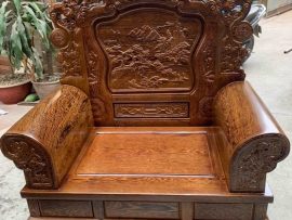 Tay ghế liền, đặc, uốn cong ra ngoài với đường vân mịn và đẹp