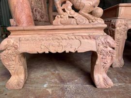 Chân Nghê vững chãi, đục đẽo cẩn thận các họa tiết trang trí